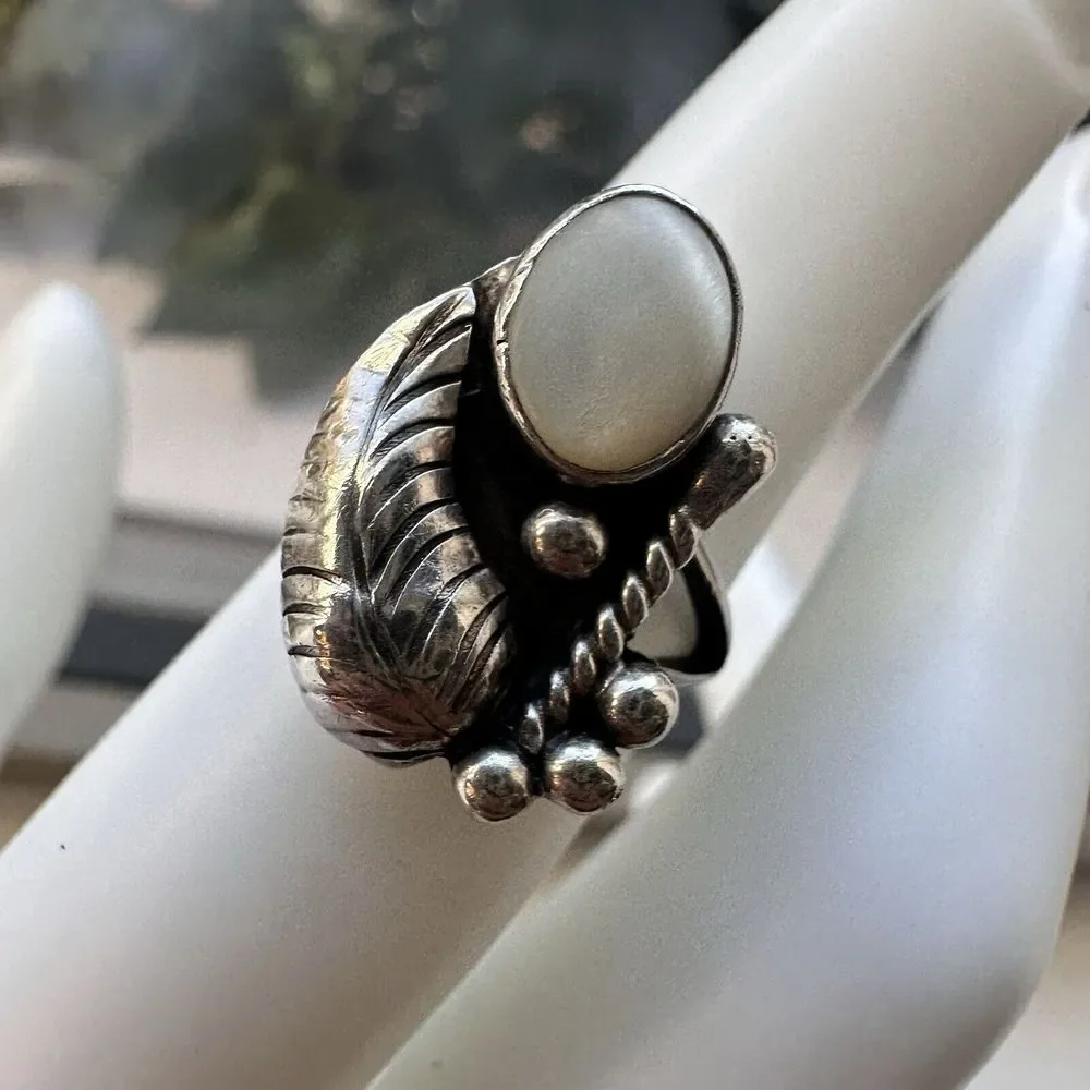 VTG Old Pawn Navajo‎ Ring Size 4.5 MOP Shell Cab Feather Sterling Silver 3.4g